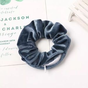 🎉 Blue Velvet Zipper Pouch Scrunchie Accessory